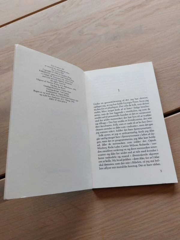 Opslag i bogen Den Grønne Mil 3 af Stephen King, viser bogens første sider med tekst.