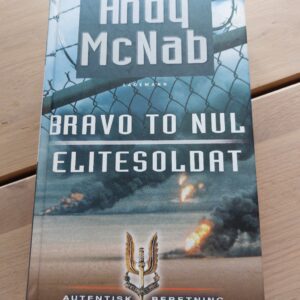 Forside af bogen Bravo to nul / Elitesoldat af Andy McNab. Motiver med pigtråd, røg og S.A.S. logo.