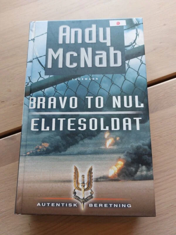 Forside af bogen Bravo to nul / Elitesoldat af Andy McNab. Motiver med pigtråd, røg og S.A.S. logo.