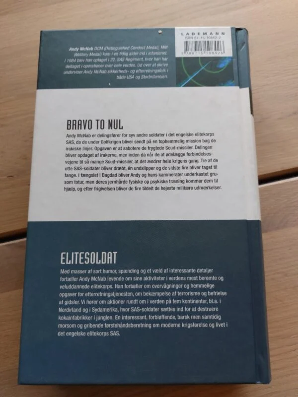 Bagsiden af bogen Bravo to nul / Elitesoldat med beskrivelse af Andy McNabs missioner og krigserfaringer.