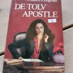 Rødligt omslag til De tolv apostle af William Coughlin med en siddende kvinde ved et skrivebord.