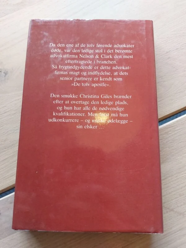 Bagsiden af bogen De tolv apostle med en synopsis om de ledende advokater og Christina Giles.