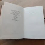 Opslag i bogen De tolv apostle. Højre side har en dedikation til 'Ruth Bridget', venstre side copyright.