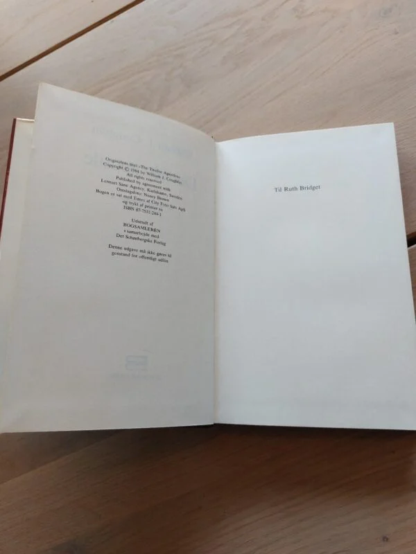 Opslag i bogen De tolv apostle. Højre side har en dedikation til 'Ruth Bridget', venstre side copyright.