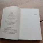 Opslag i bogen Havets Katedral med dedikation 'Til Carmen' på højre side og forlag info til venstre.