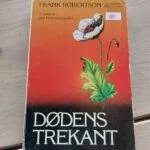 Orange og sort forside til Dødens trekant af Frank Robertson med en valmue og undertitlen Triaderne – den kinesiske mafia.