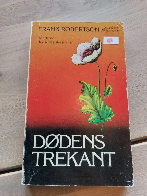 Orange og sort forside til Dødens trekant af Frank Robertson med en valmue og undertitlen Triaderne – den kinesiske mafia.