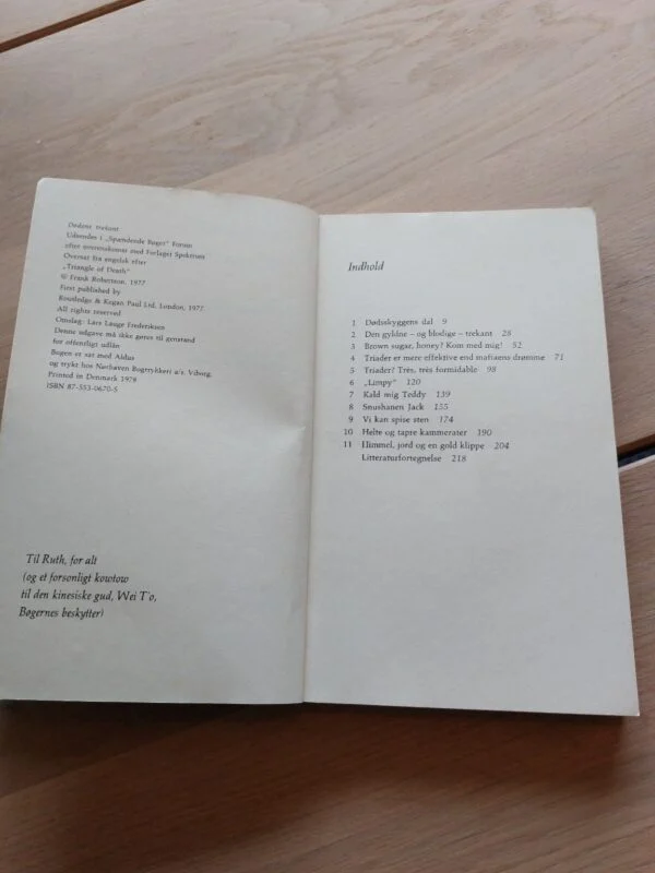 Opslag i bogen Dødens trekant med indholdsfortegnelse over kapitler og sider.