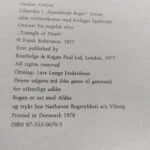 Copyrightside i bogen 'Dødens trekant' med udgivelsesår, forlag og ISBN nummer.