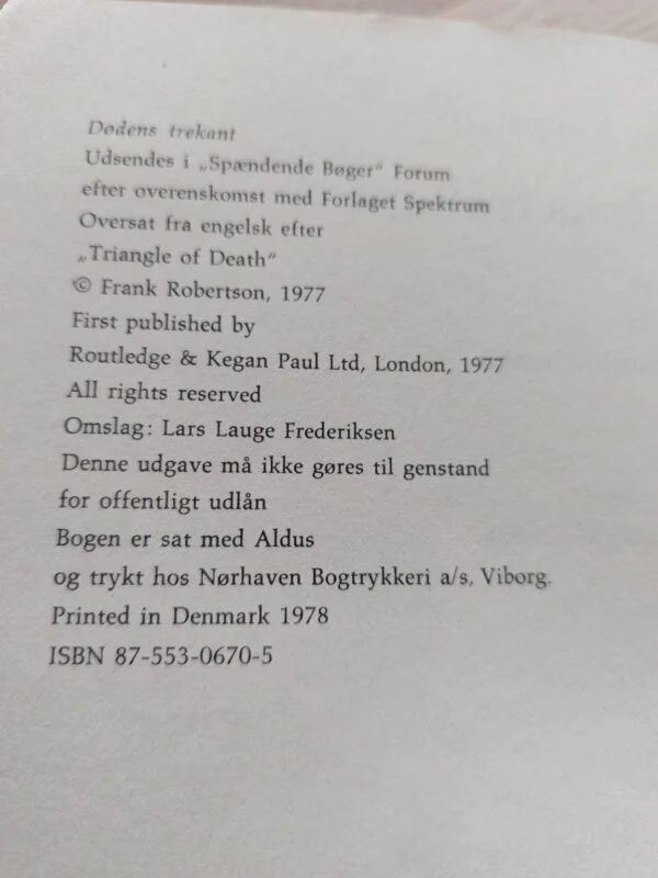 Copyrightside i bogen 'Dødens trekant' med udgivelsesår, forlag og ISBN nummer.