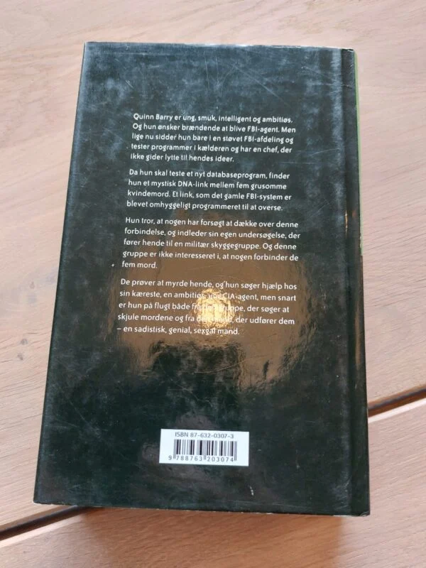 Bagsiden af bogen Brændende begær med beskrivelse af handlingen om Quinn Barry og ISBN nummer i bunden.