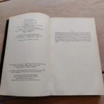 Opslag i bogen Brændende begær af Kyle Mills med indhold og copyright informationer på venstre side.