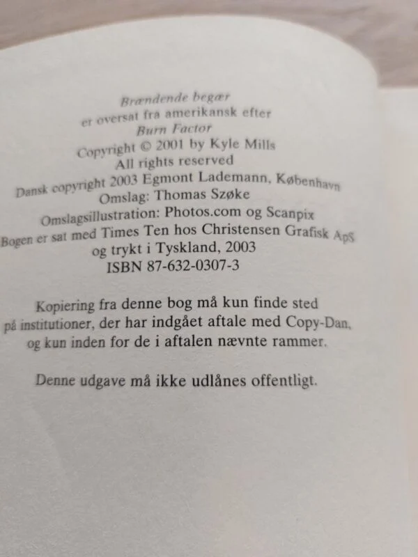 Siden af den grønne bog Brændende begær af Kyle Mills med copyright oplysninger tydeligt læseligt.