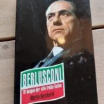 Forside af bogen Berlusconi af Martin Burcharth, med et portræt af Silvio Berlusconi og titlen i grøn og rød.