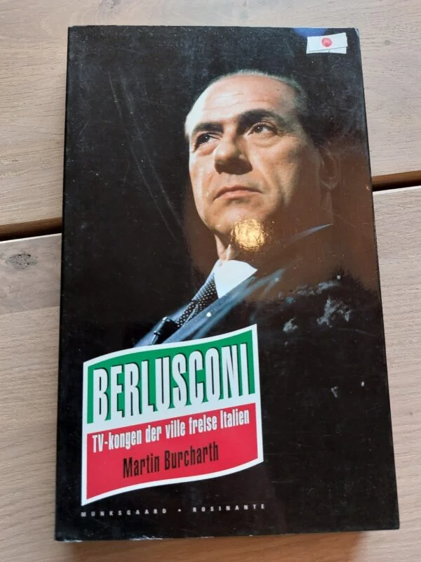 Forside af bogen Berlusconi af Martin Burcharth, med et portræt af Silvio Berlusconi og titlen i grøn og rød.