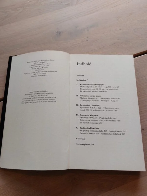 Opslag i bogen Berlusconi med indholdsfortegnelse over kapitlerne og afsnittene i biografien.