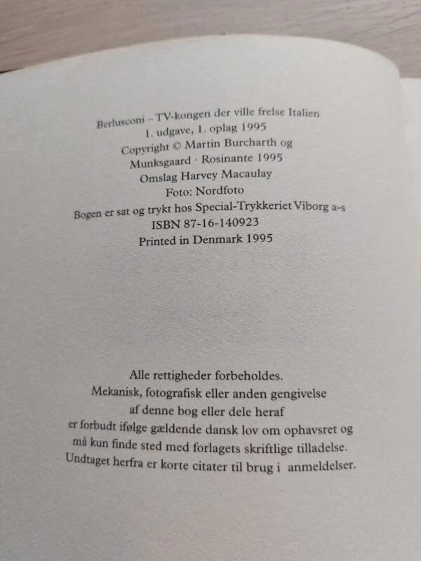 Copyrightside i bogen Berlusconi, TV-kongen der ville frelse Italien, med udgivelsesinfo og forlag.