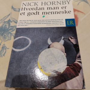 Forsiden af bogen 'Hvordan man er et godt menneske' af Nick Hornby, med en illustration af en person der maler horn.