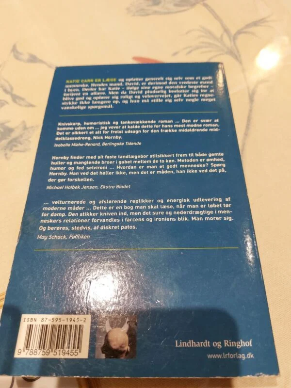 Opslåede sider af bogen 'Hvordan man er et godt menneske' af Nick Hornby, der viser titlen på første kapitel og starten af teksten.