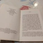 Et opslået side i bogen 'Hvordan man er et godt menneske' af Nick Hornby, der viser copyright information og udgivelsesår.