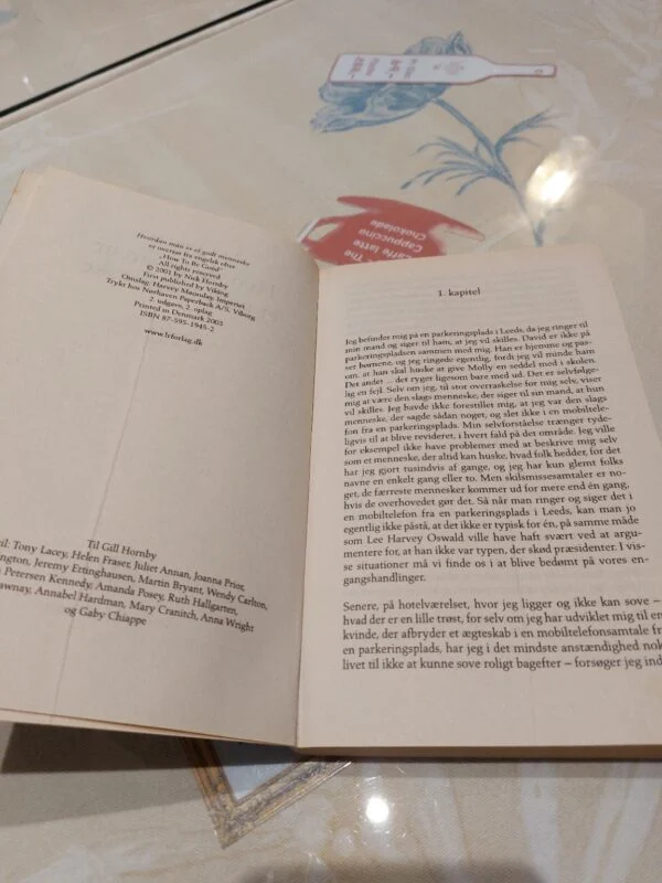 Et opslået side i bogen 'Hvordan man er et godt menneske' af Nick Hornby, der viser copyright information og udgivelsesår.