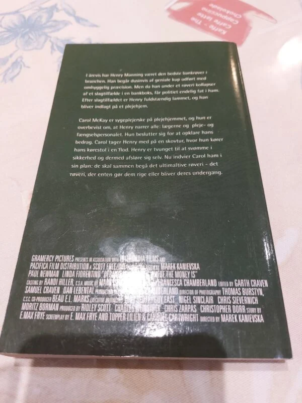 Bagsiden af bogen 'Stratenrøveren' af David Jacobs med en synopsis og anmeldelser, samt produktionsdetaljer.