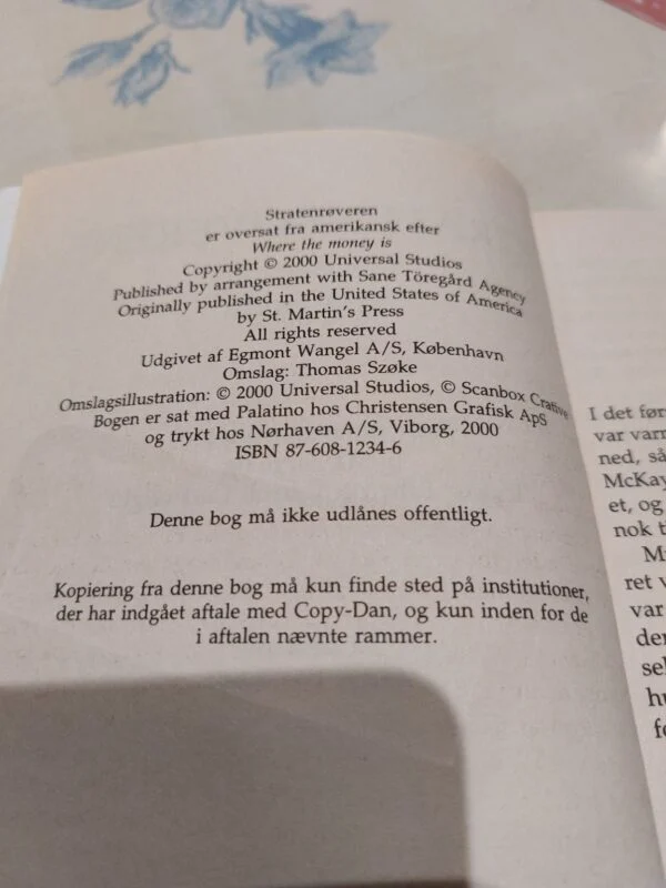 Et opslået sidetitelblad i bogen 'Stratenrøveren' af David Jacobs, med copyright-information og udgiverdetaljer.