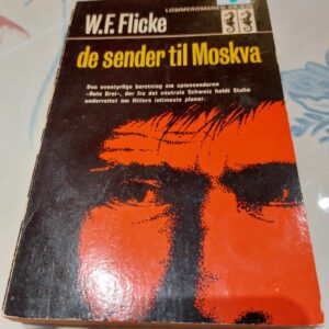 Forsiden af bogen 'De sender til Moskva' af W.F. Flicke, et Lommerman i rød og sort med et ansigt.