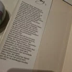 Bagsidetekst og bogryg på 'Prinsesse Daisy' bind 2, der beskriver bogens handling.