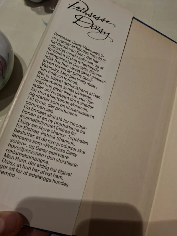 Bagsidetekst og bogryg på 'Prinsesse Daisy' bind 2, der beskriver bogens handling.