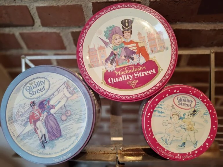 Vintage Quality Street dåse – lille rund 🌸