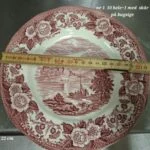 Engelsk rød transferware tallerken, ca. 22 cm, med landskabs- og blomsterdesign. Med målebånd.