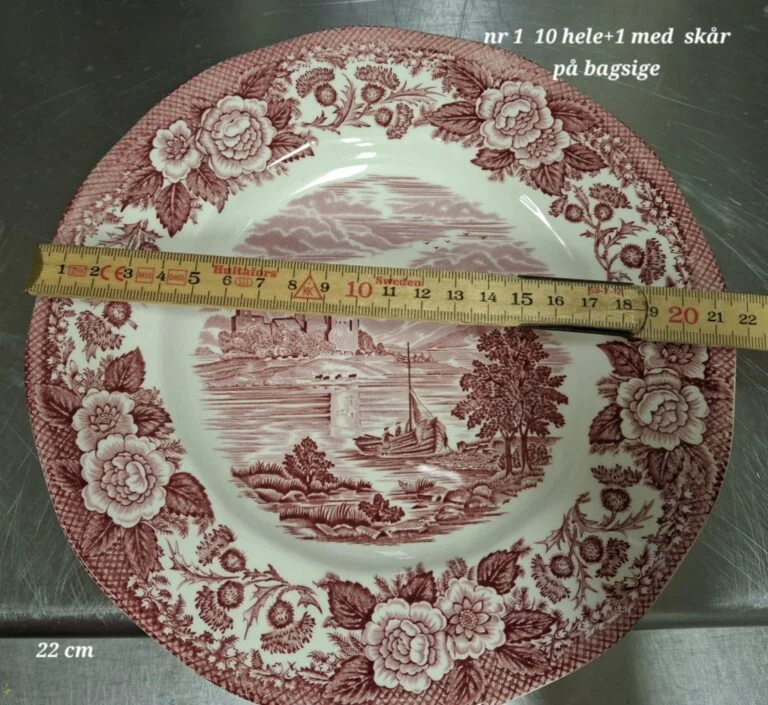 Engelsk rød fajance tallerken – ca. 22 cm, med skår