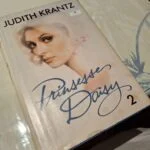 Forsiden af bogen 'Prinsesse Daisy' bind 2 af Judith Krantz, med et portræt af en kvinde.