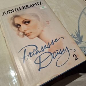 Forsiden af bogen 'Prinsesse Daisy' bind 2 af Judith Krantz, med et portræt af en kvinde.