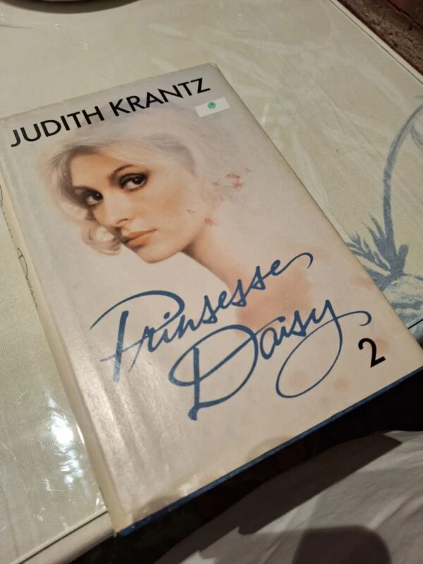 Forsiden af bogen 'Prinsesse Daisy' bind 2 af Judith Krantz, med et portræt af en kvinde.