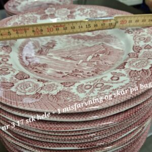 Stabel af engelske røde transferware tallerkener, ca. 25,5 cm, med landskabs- og blomstermotiv.