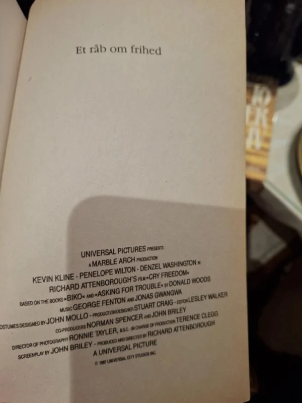 Første side af bogen 'Et råb om frihed' af John Briley, med selve titlen i stor skrift og en tom side ved siden af.