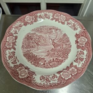 Detaljeret engelsk rødt fajance fad, 32,5 cm, med jagtmotiv af en kronhjort i et landskab.