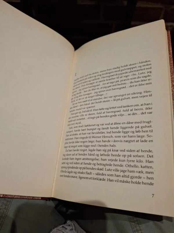 Åben bog med tekst fra 'Tid til at elske' af Lilli Palmer. Bogen er åben i midten og viser to sider fyldt med tekst.