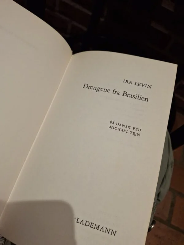 Titelbladet fra bogen 'Drengene fra Brasilien' af Ira Levin, oversat af Michael Tejn og udgivet af Lademann.