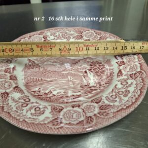 Engelsk rød transferware frokosttallerken, ca. 18 cm, med motiv af en sejltur på en sø.
