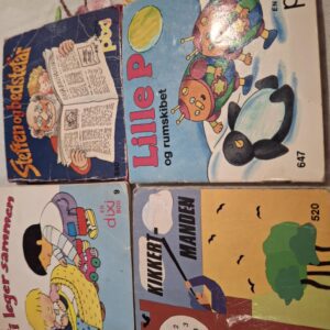 Fire farverige vintage Pixi-bøger, der ligger over hinanden, klar til leg og læsning.