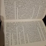 Åben bog med tekst for afsnittet 'Drengene fra Brasilien' af Ira Levin. Tekstsider synlige.