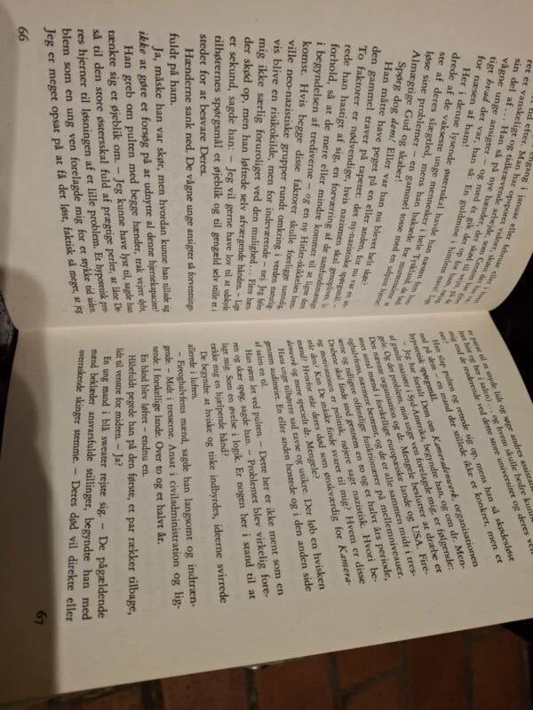 Åben bog med tekst for afsnittet 'Drengene fra Brasilien' af Ira Levin. Tekstsider synlige.