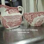 Rødmønstret engelsk fajance flødekande og sukkerskål, dekoreret med landskabs- og blomsterprint.