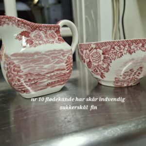 Rødmønstret engelsk fajance flødekande og sukkerskål, dekoreret med landskabs- og blomsterprint.