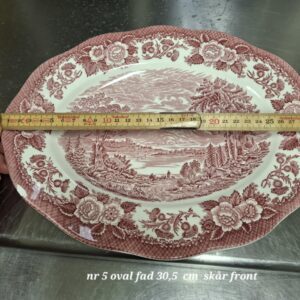 Stort engelsk fajance fad med rød transferprint af landskabsmotiv og blomsterbort. Velholdt.