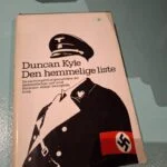 Forsiden af bogen 'Den hemmelige liste' af Duncan Kyle, der viser en sort uniform med en hagekors-armbånd og en militærhue.