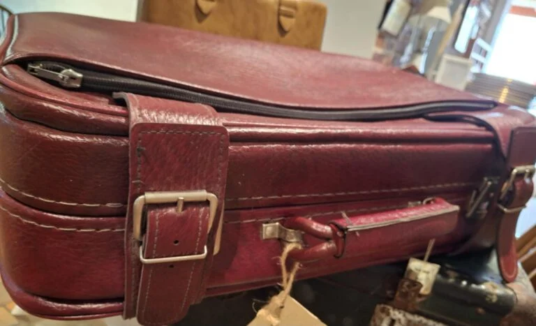 Rød retro kuffert – klar til nye eventyr ✈️🧳